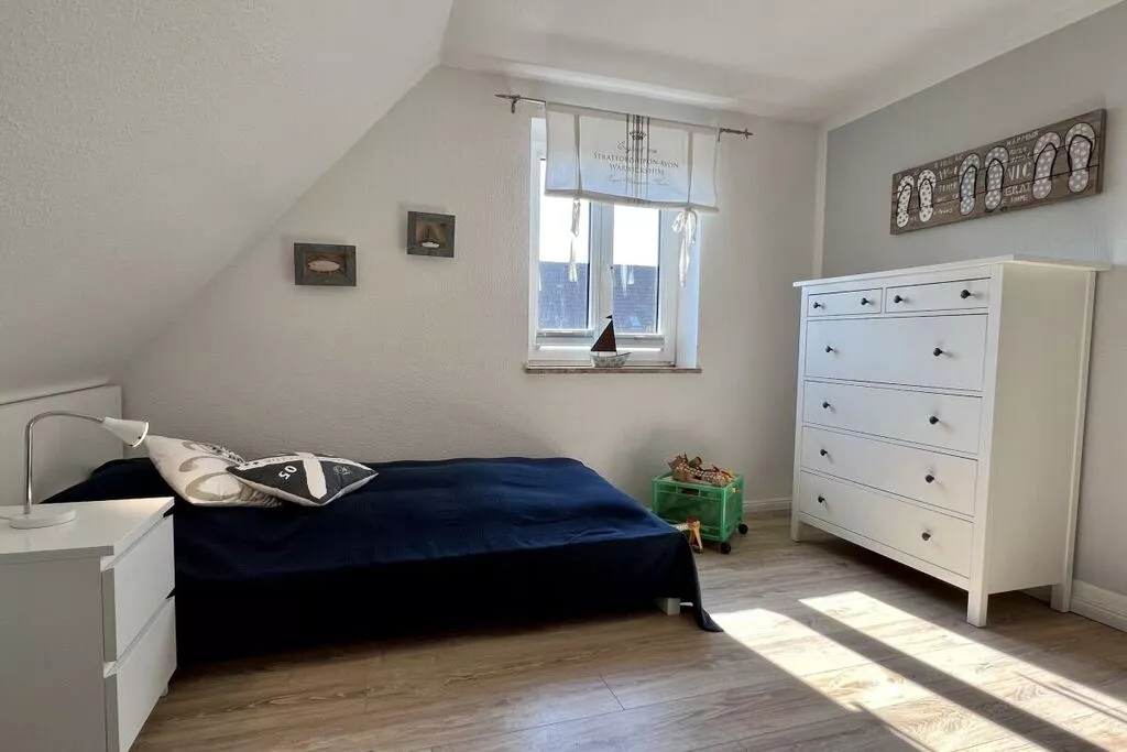 192943-Bedroom