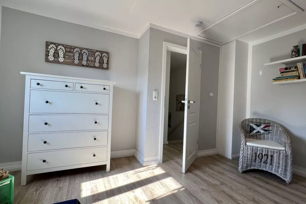 192943-Bedroom