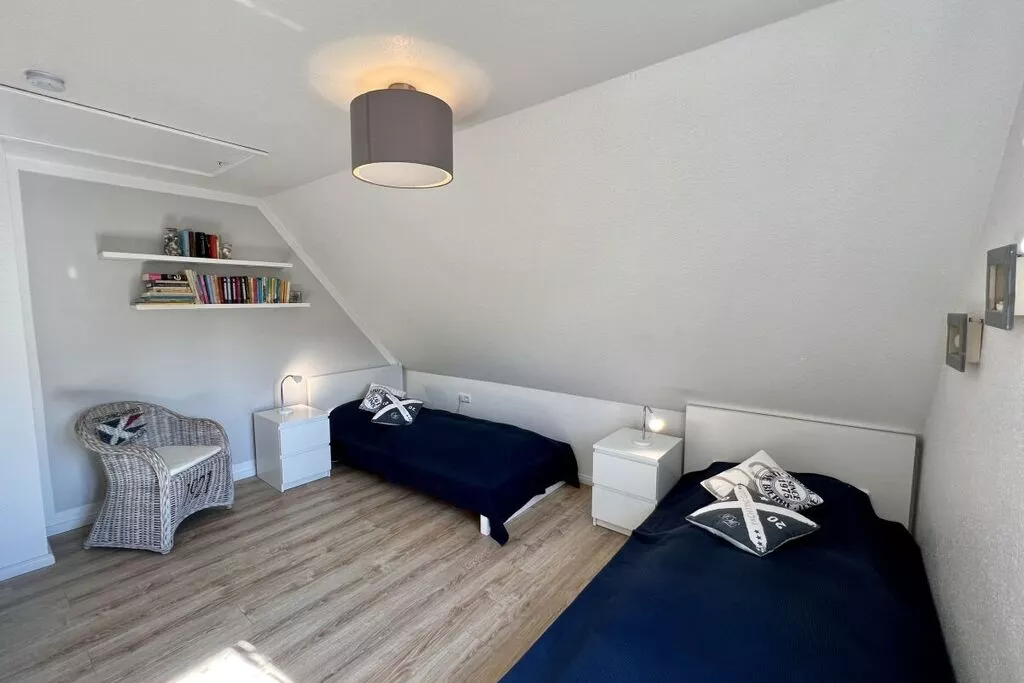 192943-Bedroom