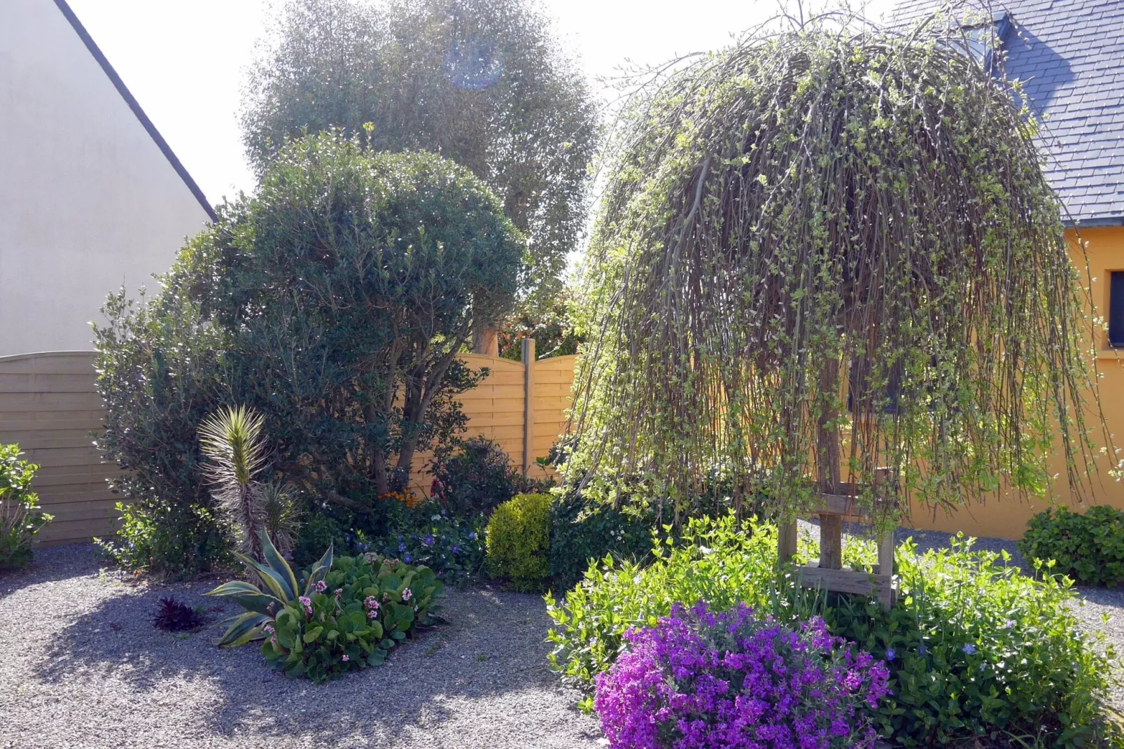 Ferienhaus mit Jacuzzi in Guisseny-Gardens summer