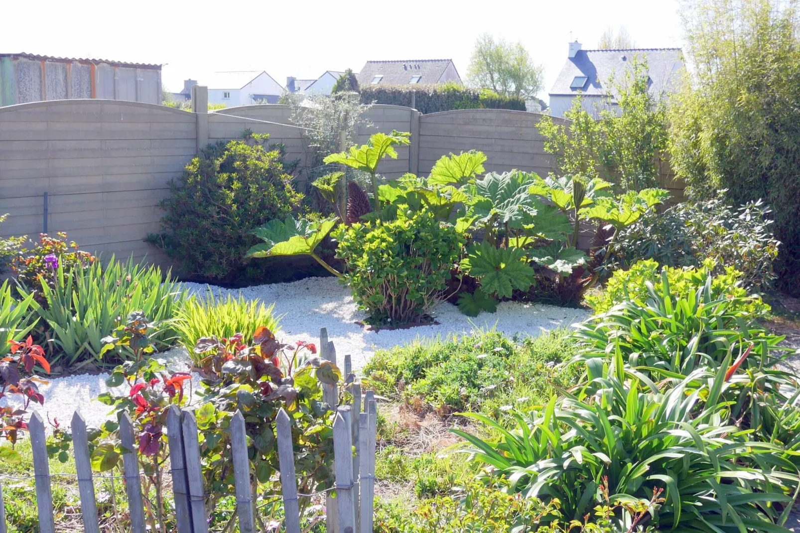 Ferienhaus mit Jacuzzi in Guisseny-Gardens summer