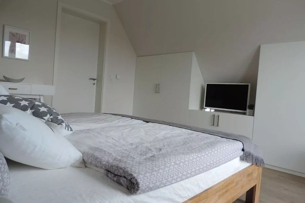 213108-Bedroom