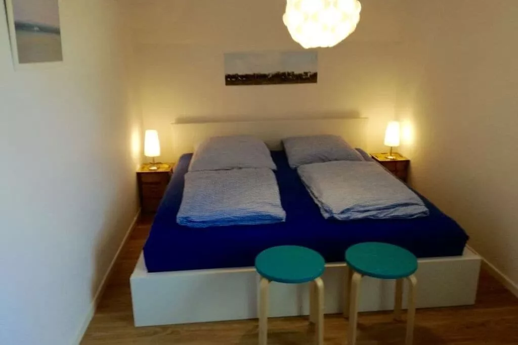 129100-Bedroom