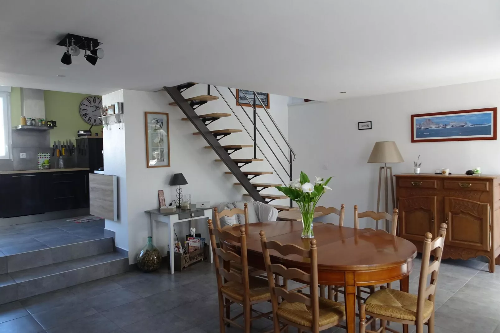 Holiday home in Bricqueville sur Mer-Esszimmer