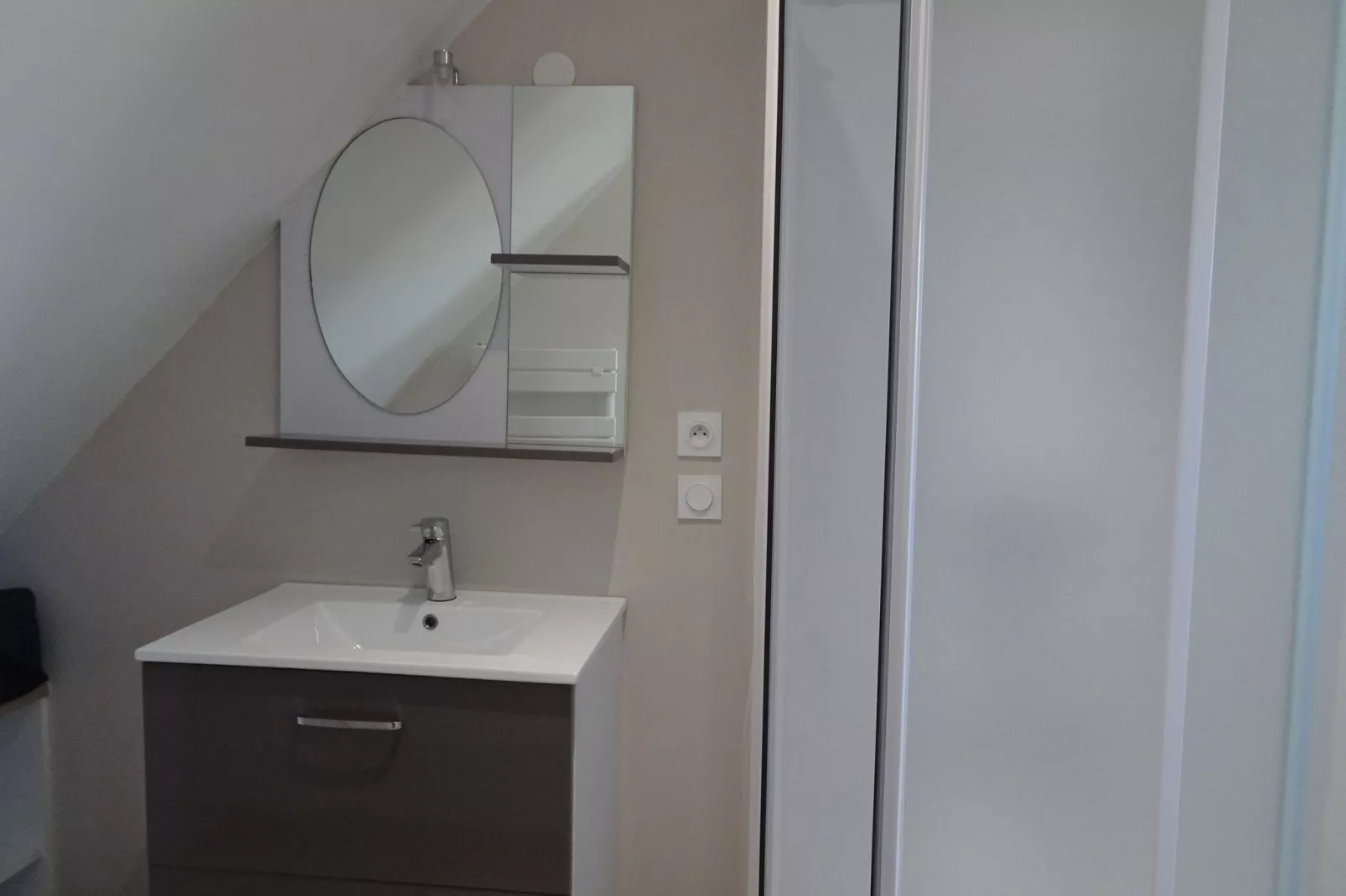 Holiday home in Bricqueville sur Mer-Badezimmer