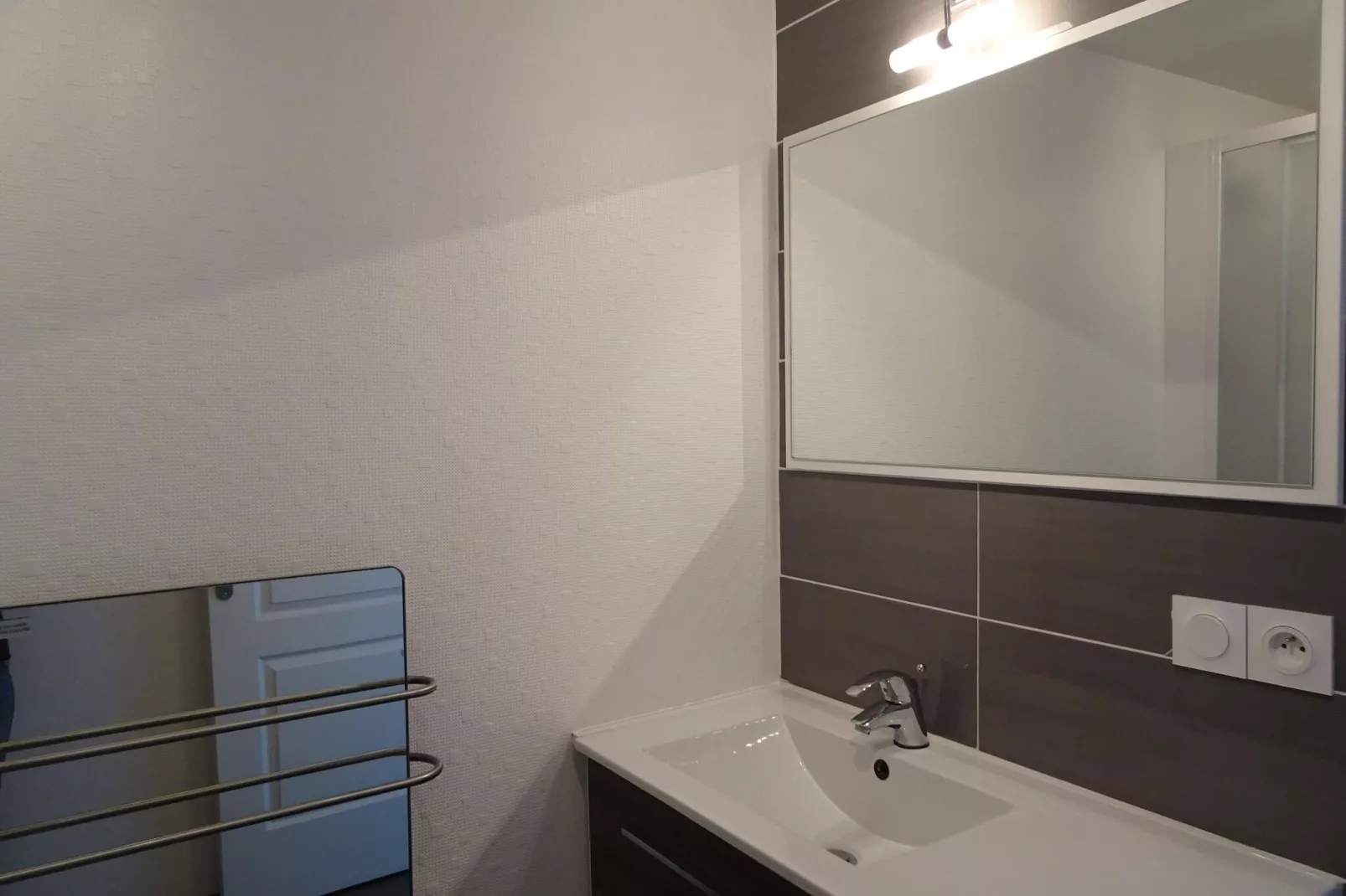 Holiday home in Bricqueville sur Mer-Badezimmer