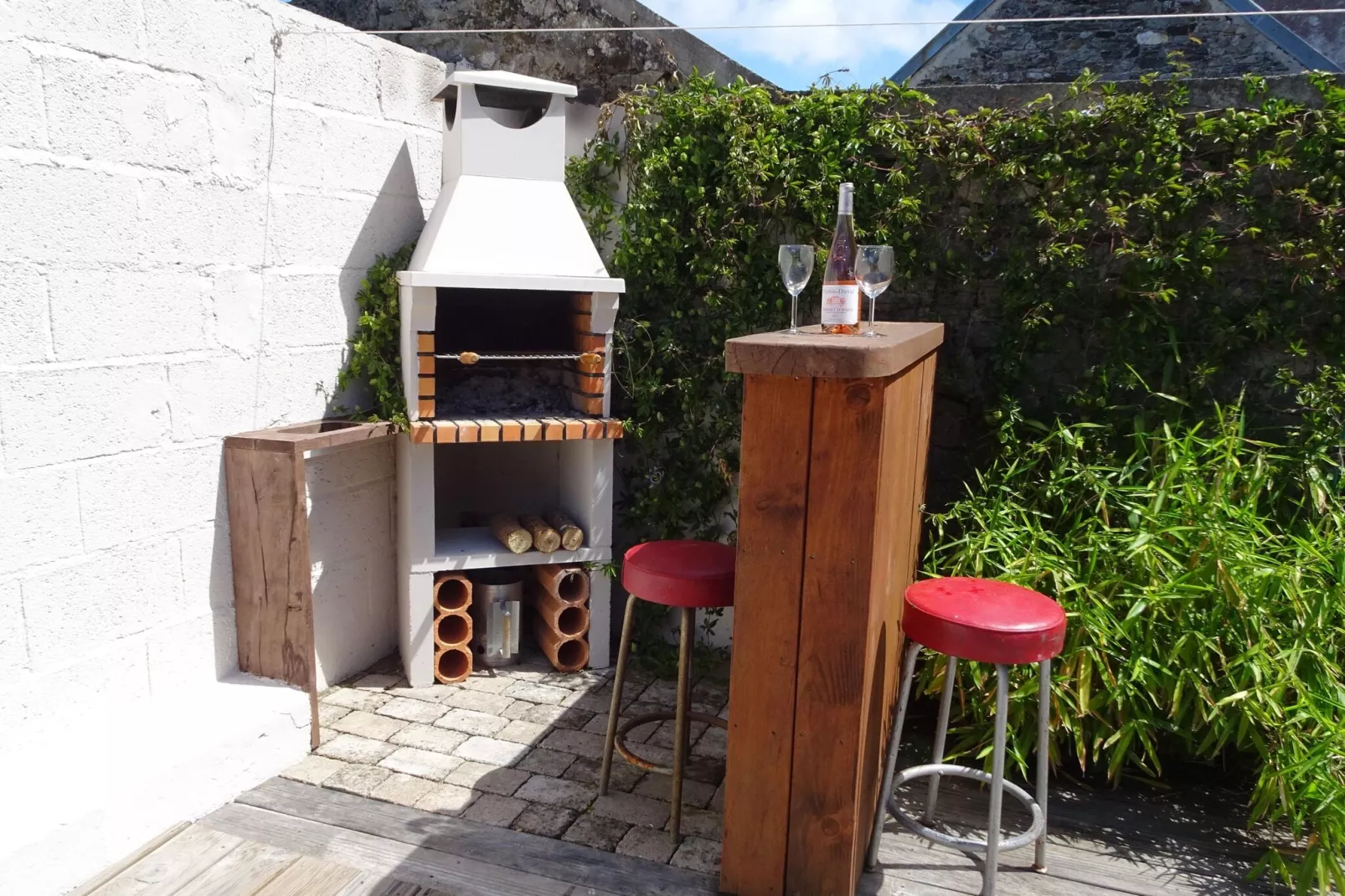 Holiday home in Bricqueville sur Mer-Gärten Sommer