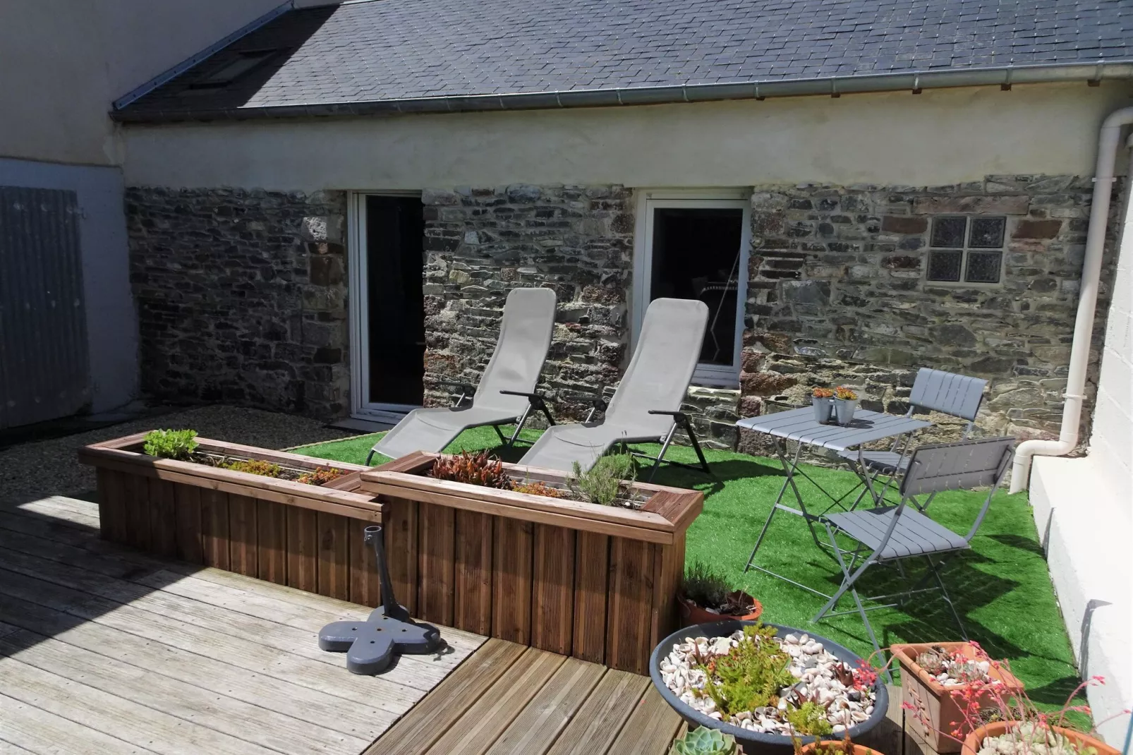 Holiday home in Bricqueville sur Mer-Gärten Sommer