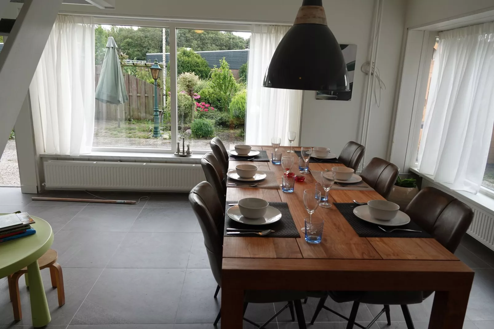 Relaxing Summer-Dining room