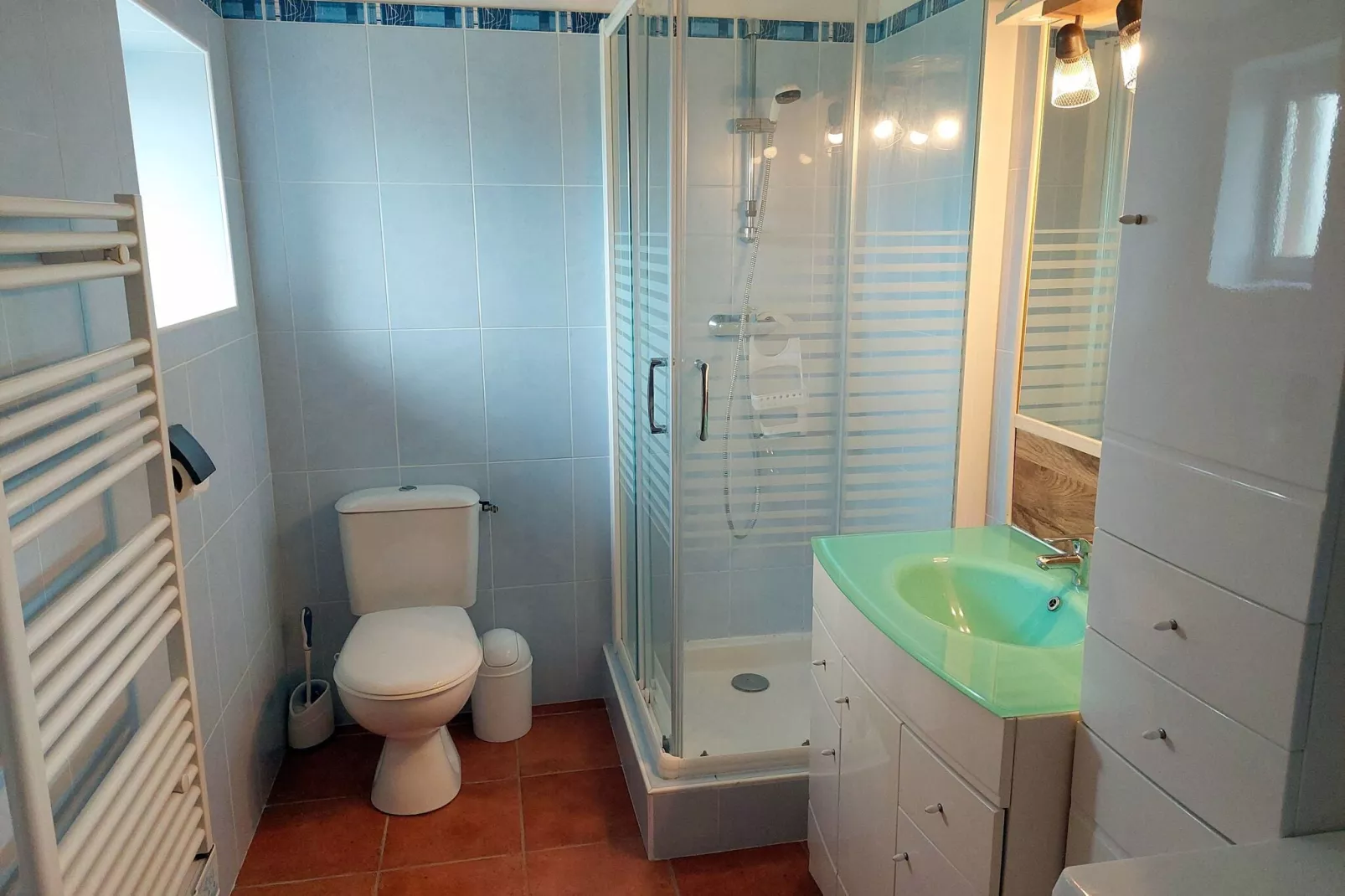 Steinhaus mit Meerblick Cléder-Bathroom