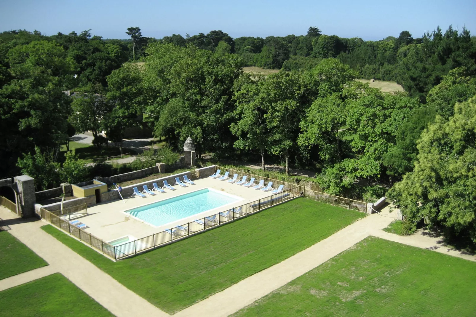 Le Château de Keravéon 2-Gardens summer