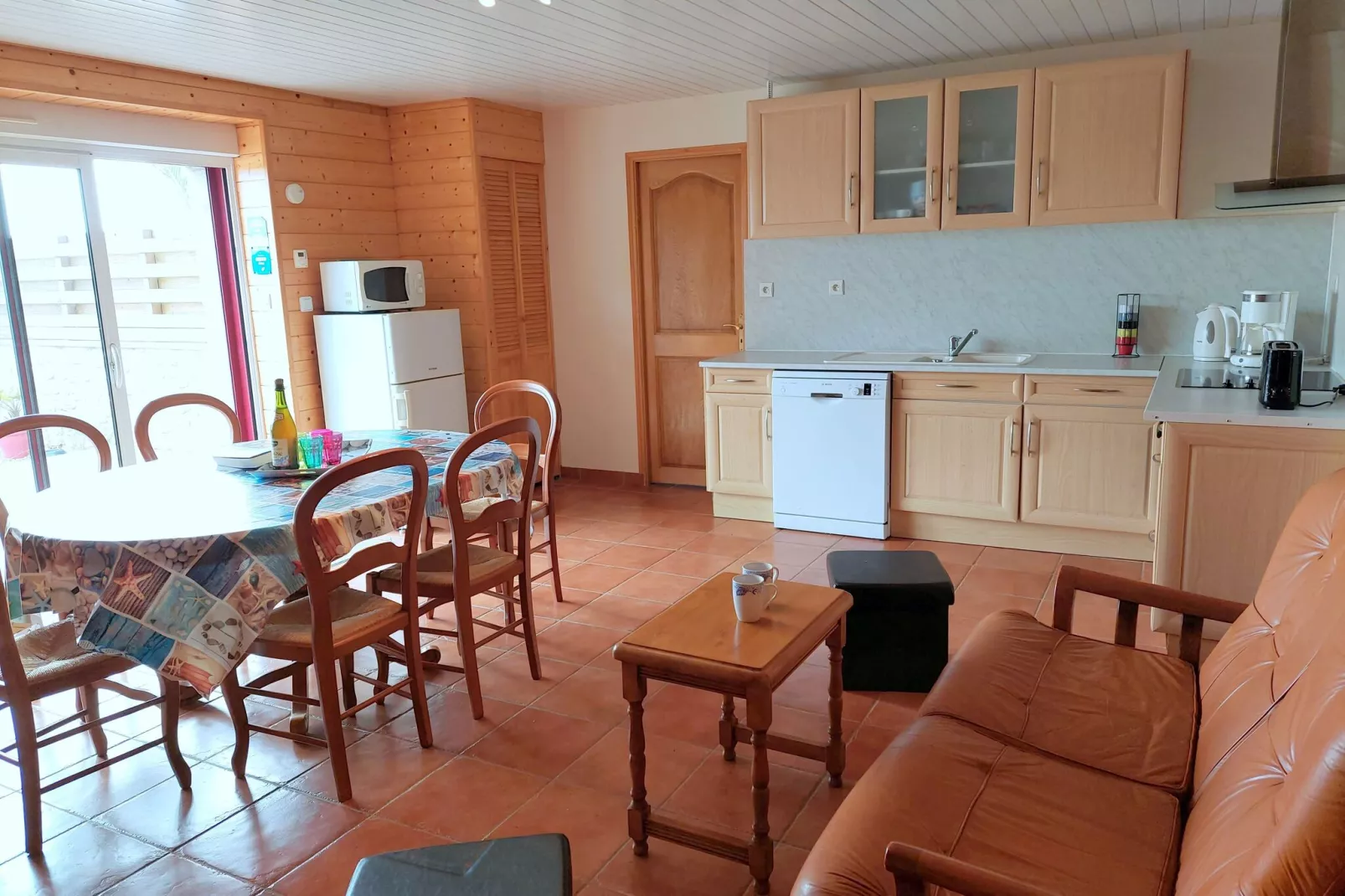 Steinhaus in Strandnähe Cléder-Dining room