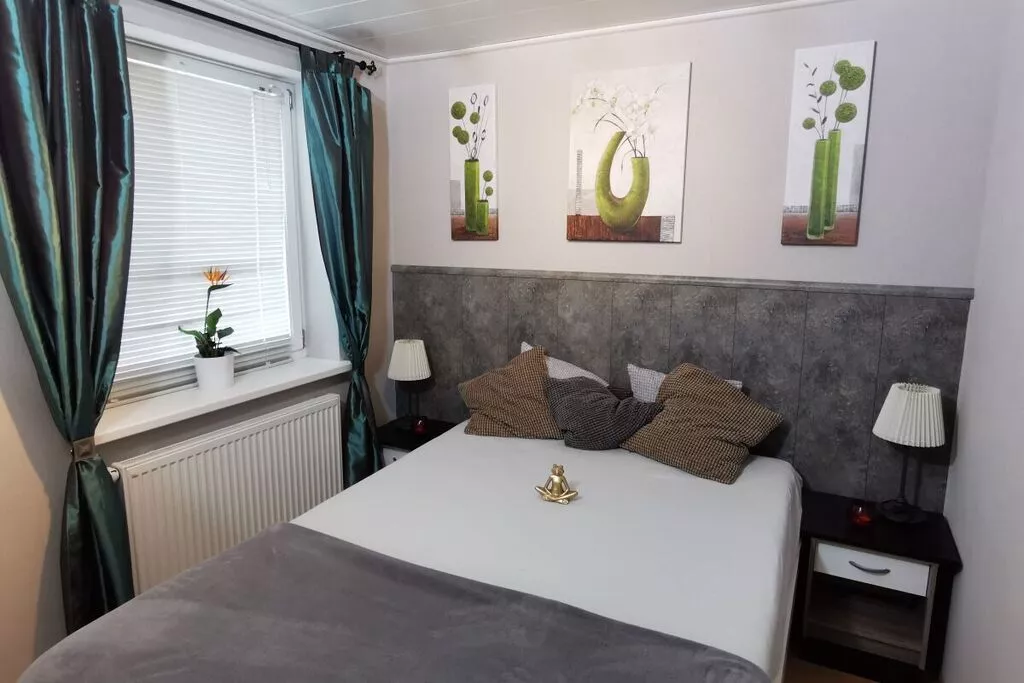 214762-Bedroom