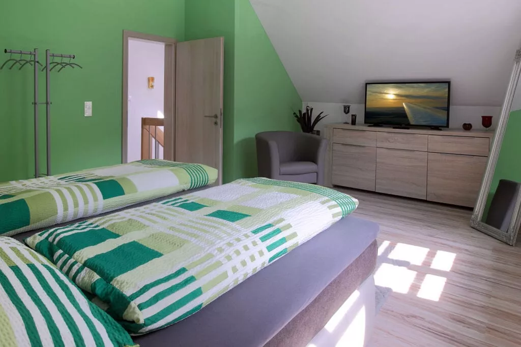 137423-Bedroom