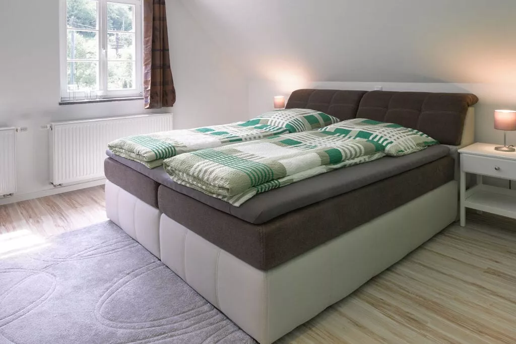 137423-Bedroom
