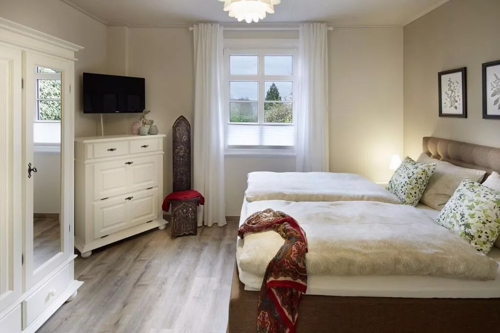 219753-Bedroom