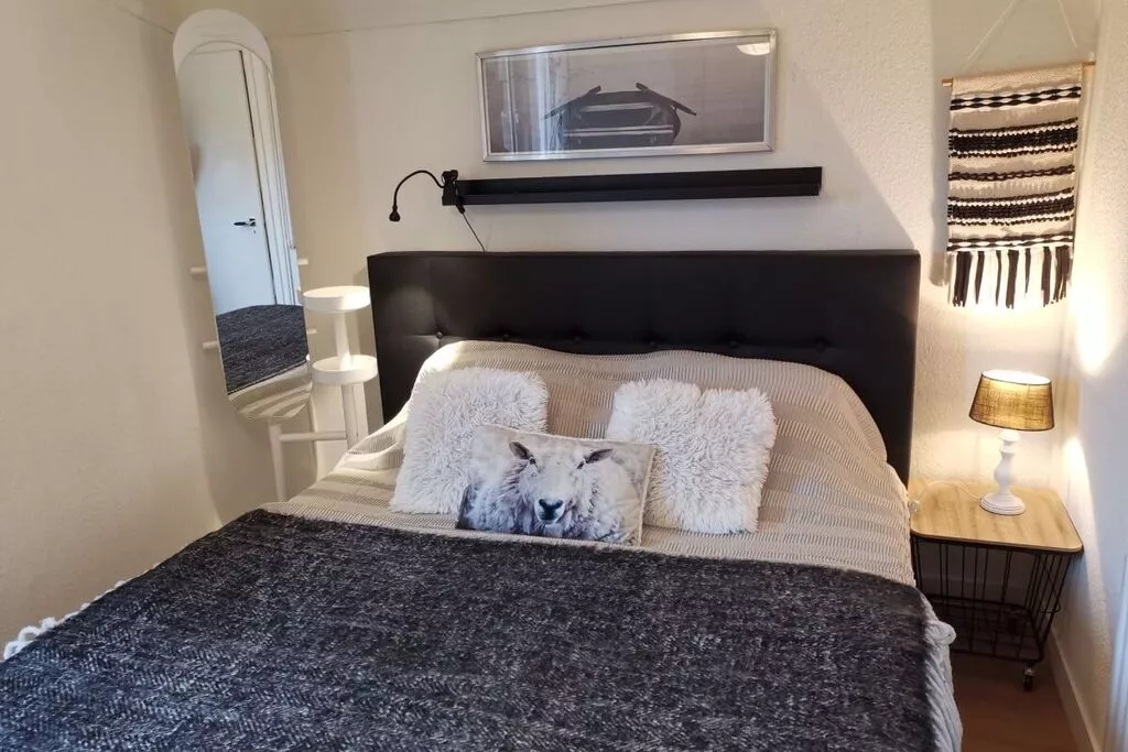 191365-Bedroom