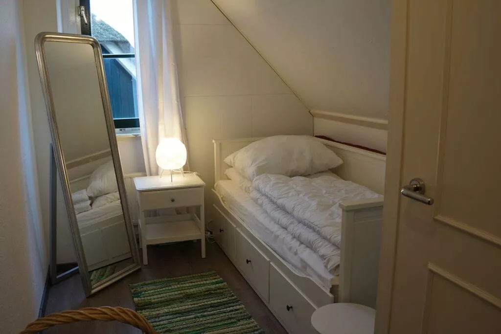 136704-Bedroom