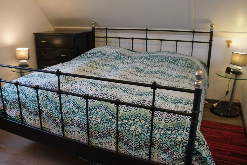 136704-Bedroom
