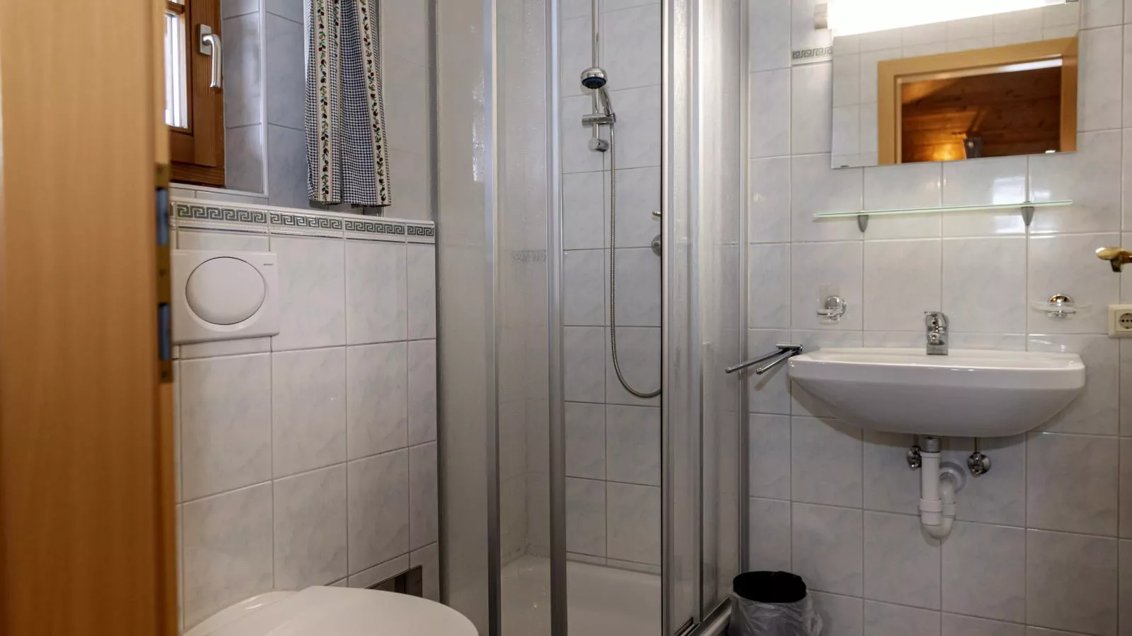 Urige Doppelhaushälfte 11 und 12-Bathroom