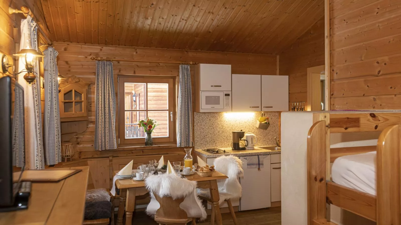 Uriges Chalet 3-Dining room