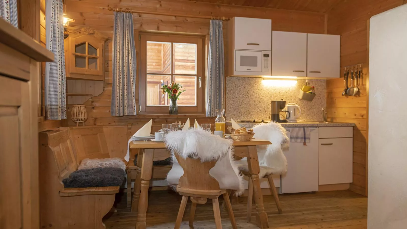 Uriges Chalet 3-Dining room