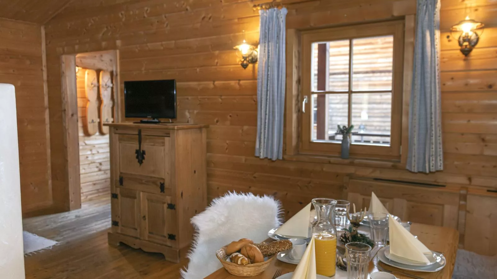 Uriges Chalet 3-Dining room