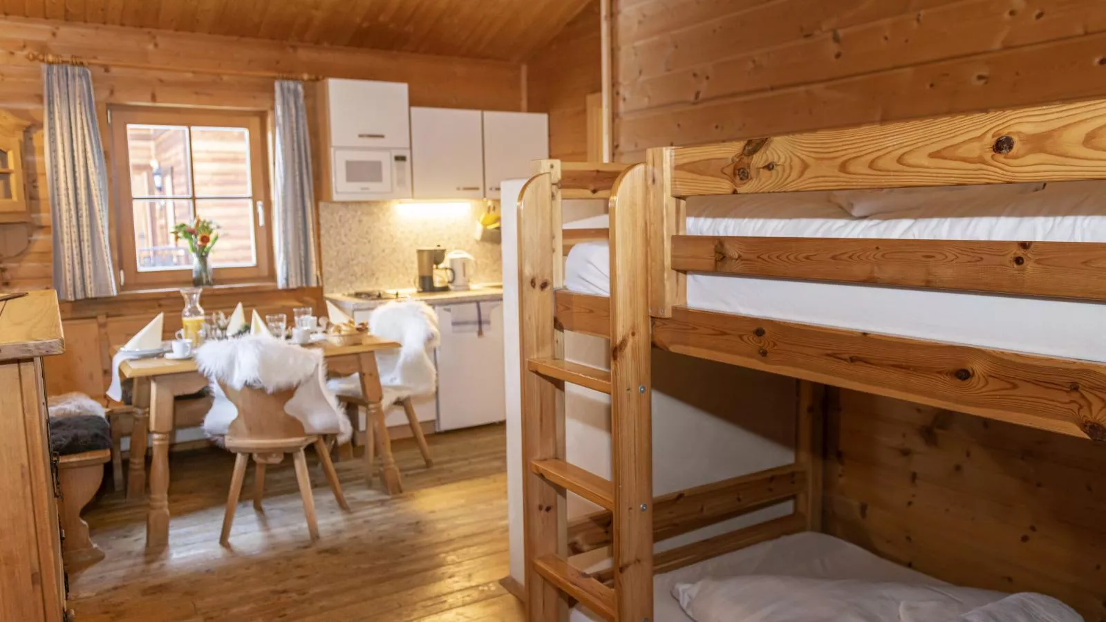 Uriges Chalet 3-Dining room