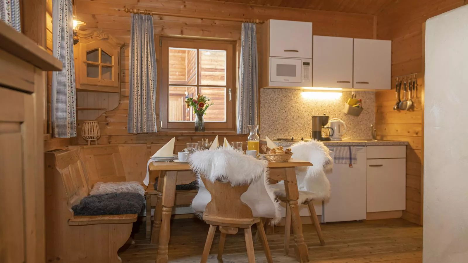 Urige Chalets 3 und 4-Dining room