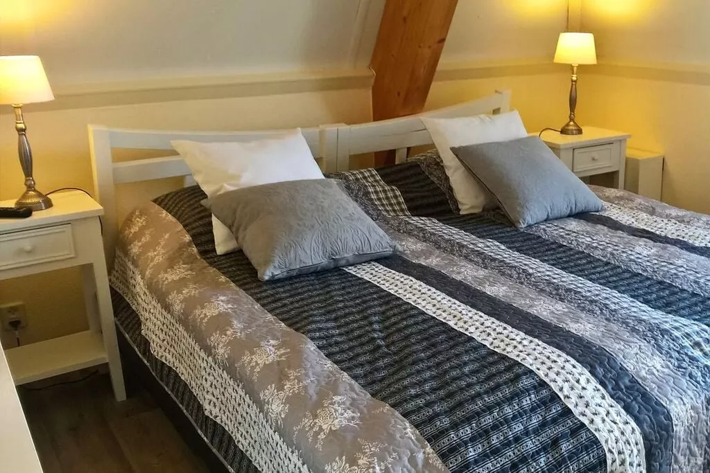 124137-Bedroom