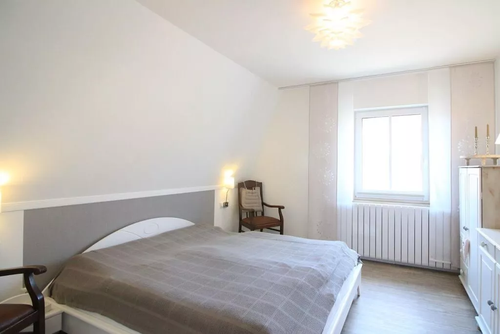 195072-Bedroom