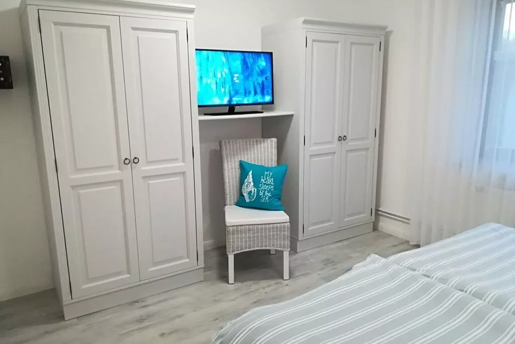 142940-Bedroom