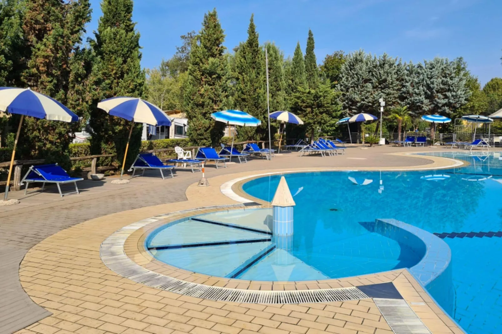 Camping Paradiso Viareggio 1-Areas summer 1km