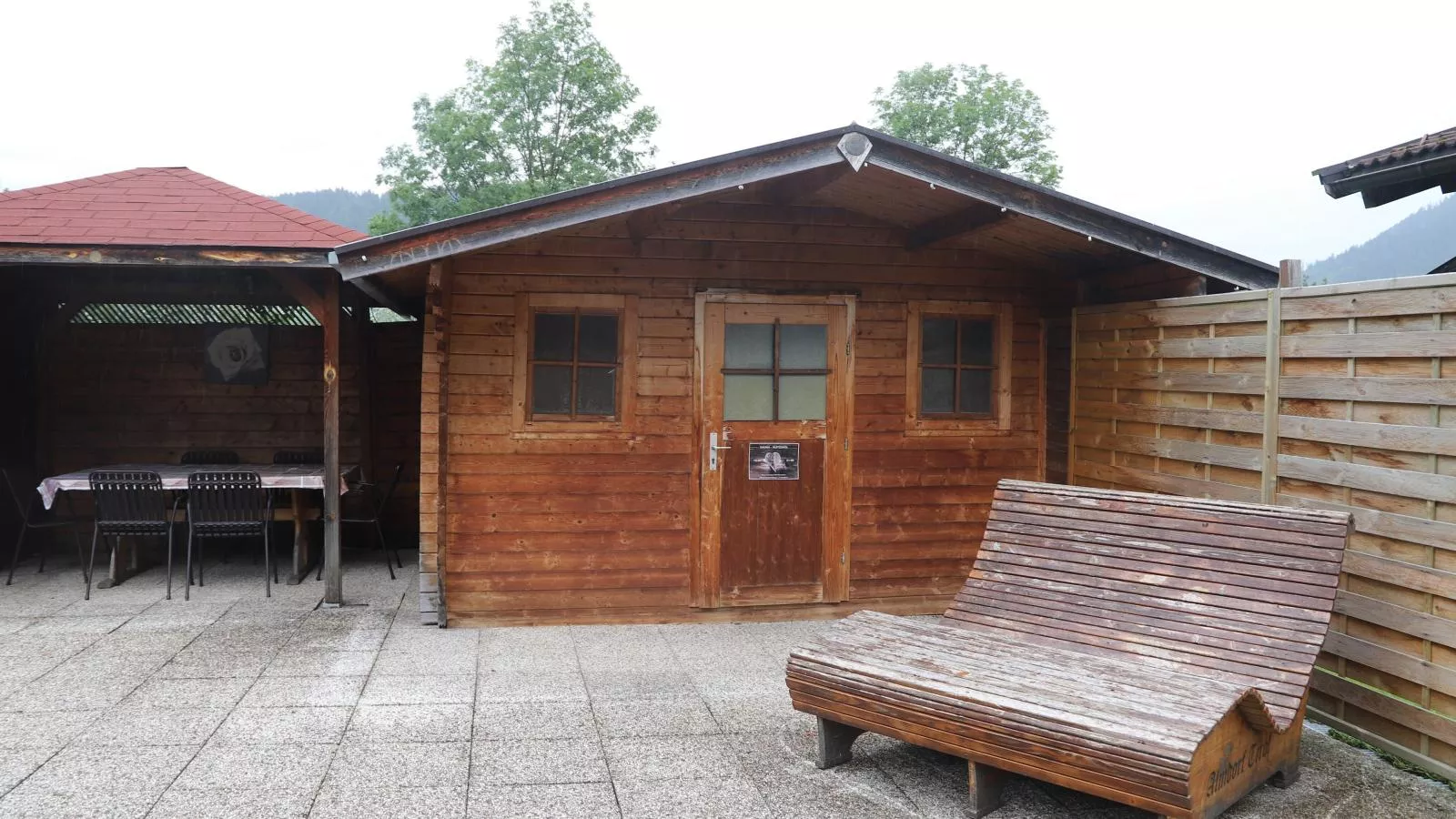 Uriges Chalet 3-Gardens summer