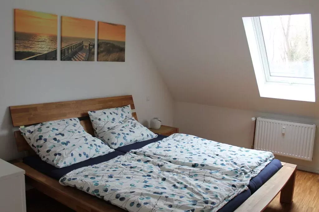 382113-Bedroom