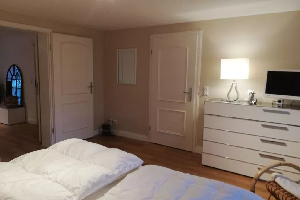 244352-Schlafzimmer