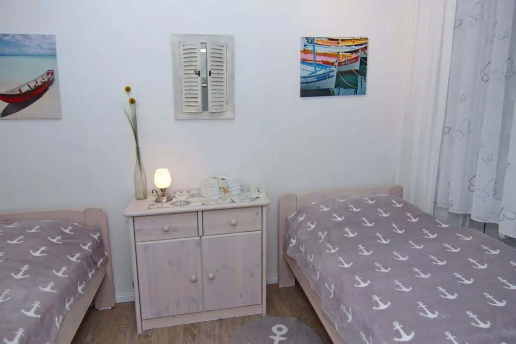 380475-Bedroom