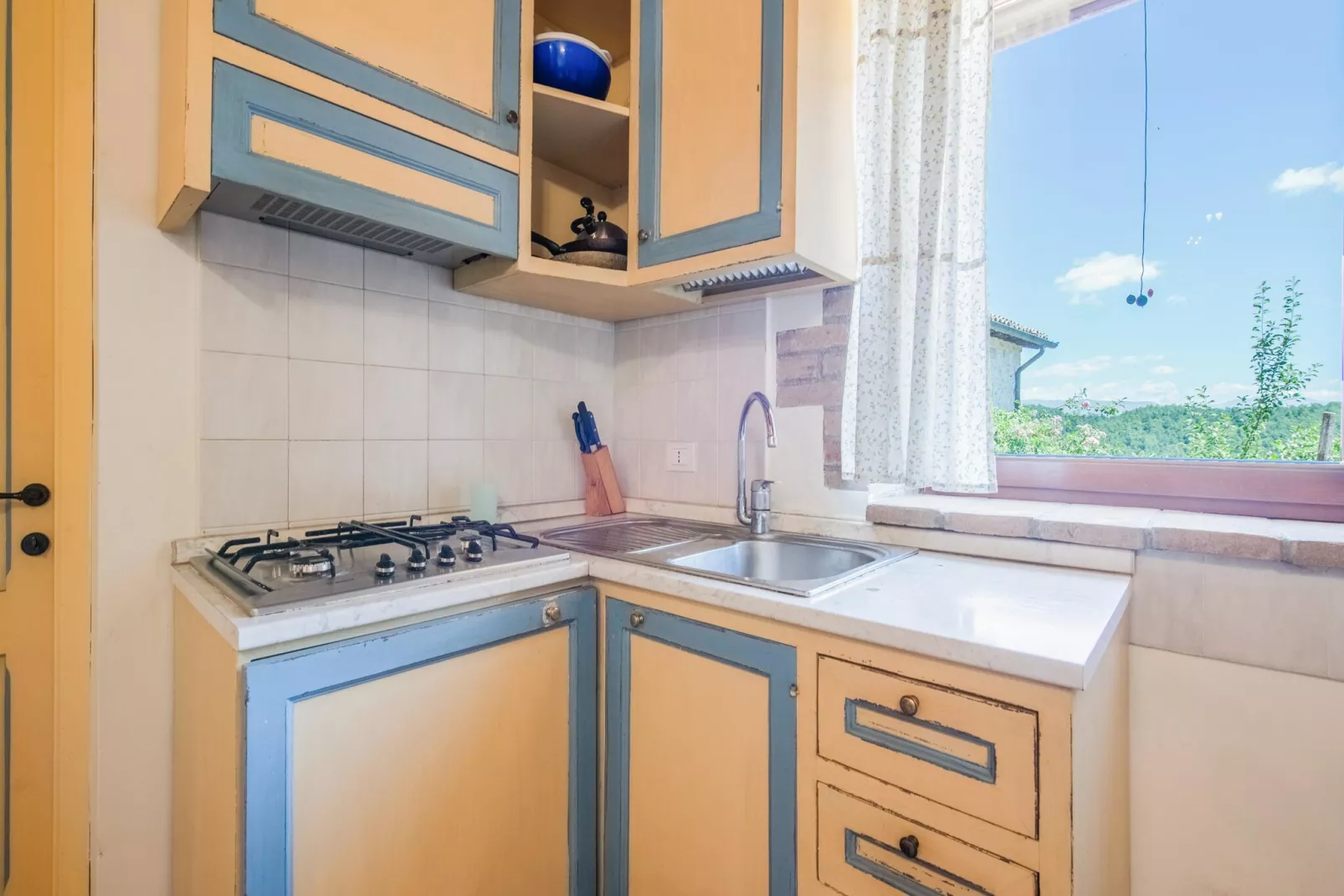 Fonni Blu-Kitchen