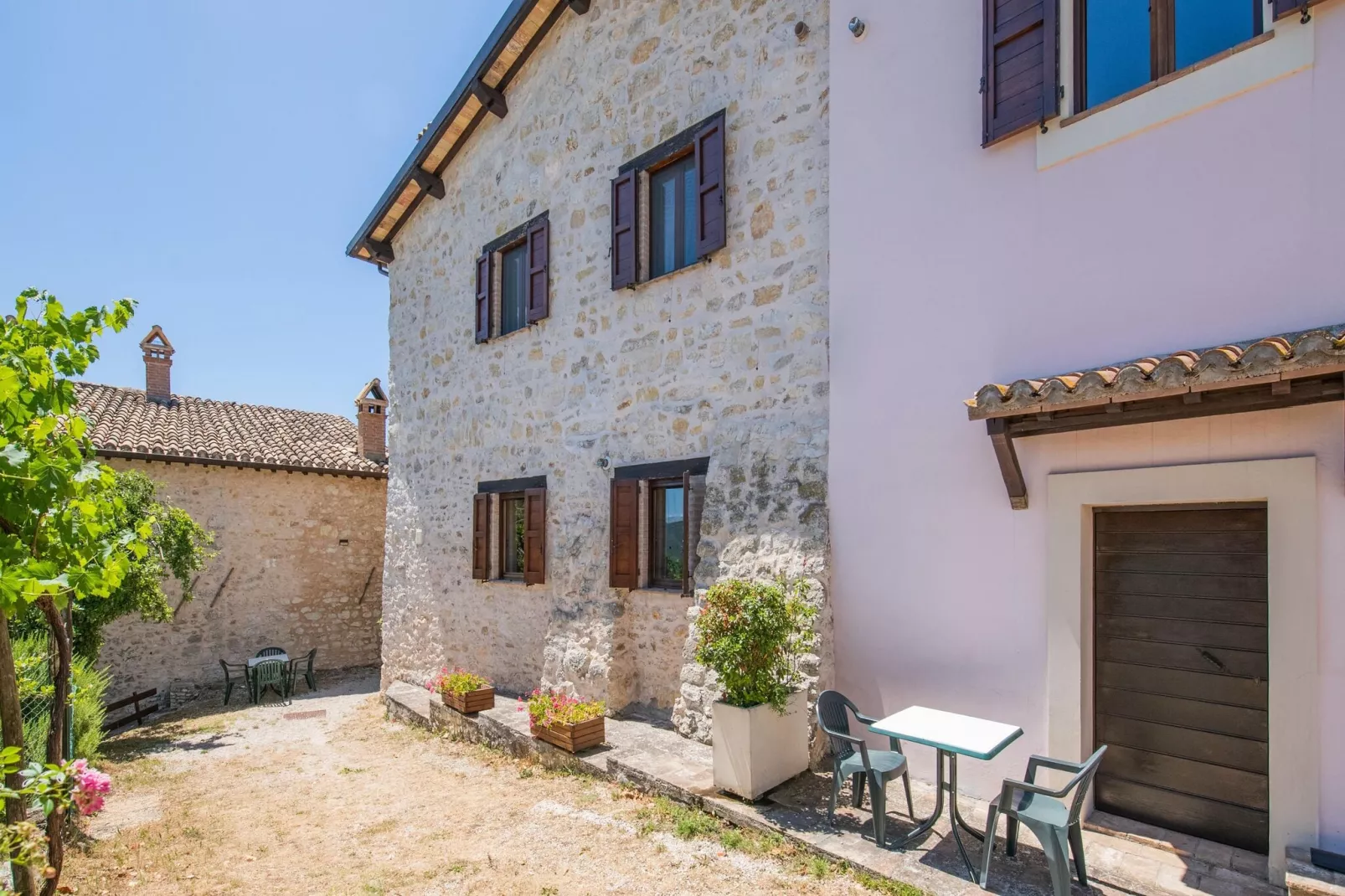 Fonni Giallo-Exterior summer