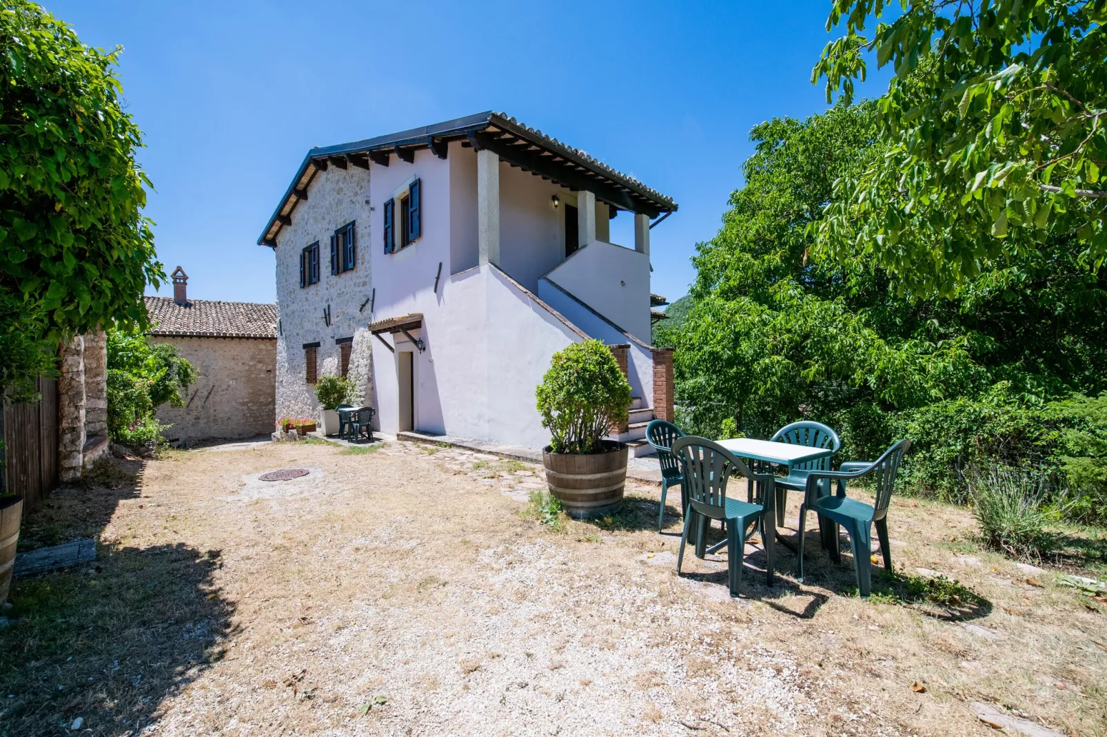Fonni Giallo-Exterior summer