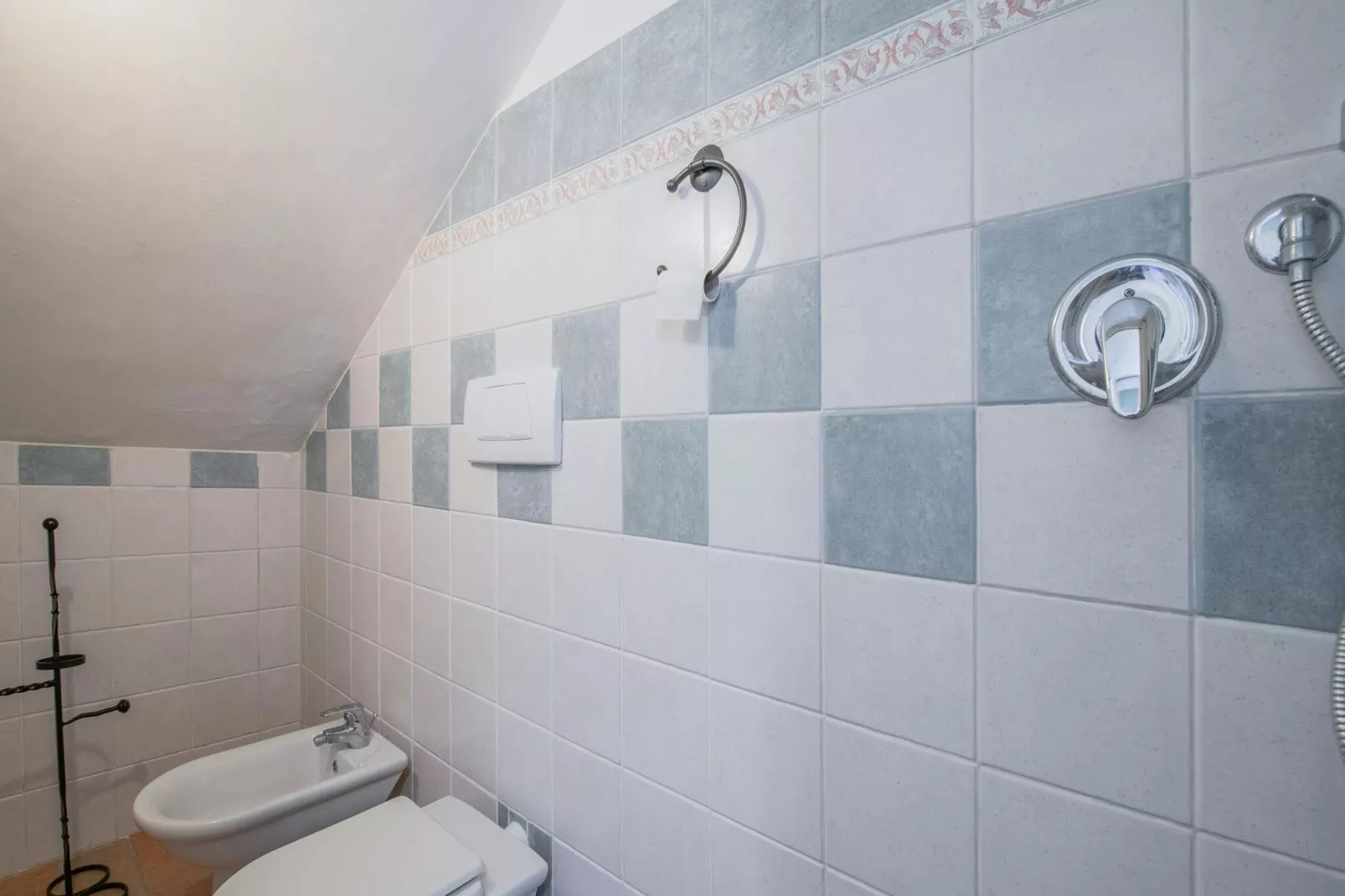 Fonni Giallo-Bathroom