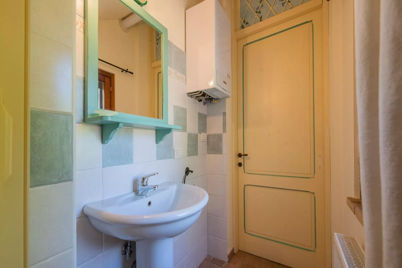Fonni Giallo-Bathroom