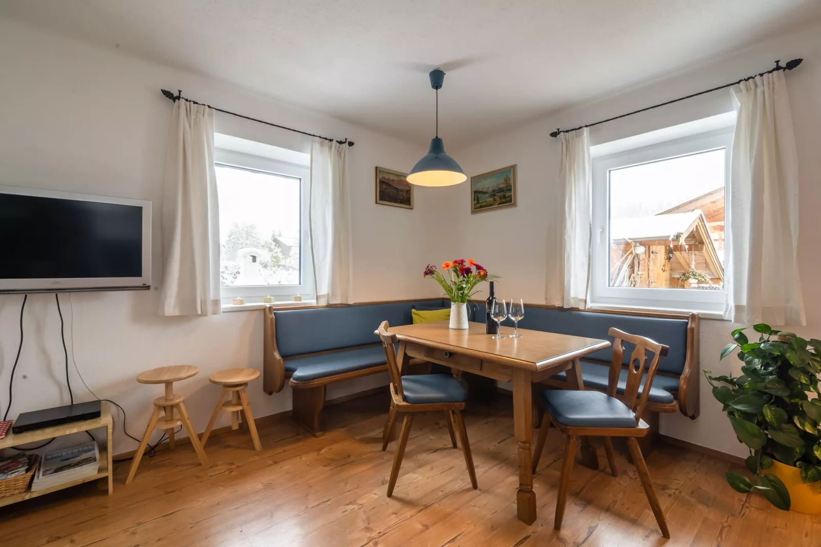 Maria Leni-Dining room