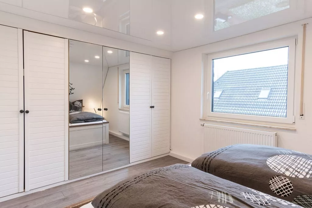 320006-Bedroom