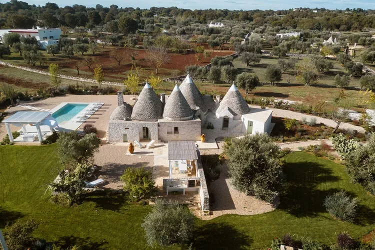 Trulli Petralux in Valle d'Itria-Exterior summer