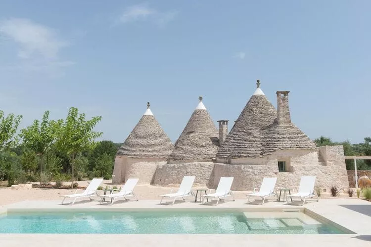 Trulli Petralux in Valle d'Itria-Exterior summer