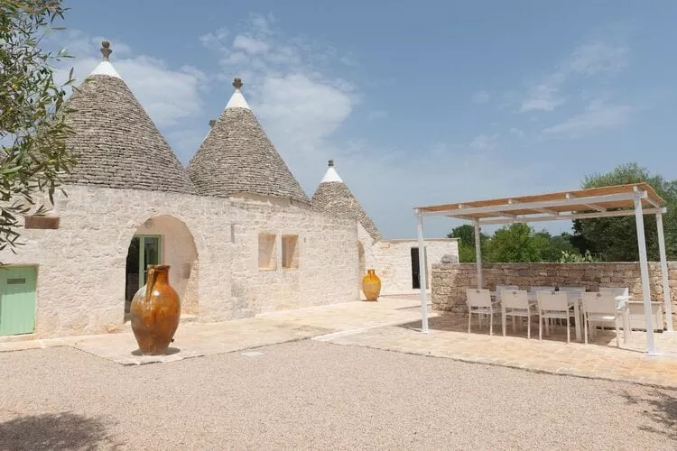 Trulli Petralux in Valle d'Itria-Exterior summer