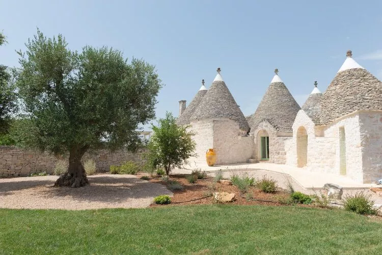 Trulli Petralux in Valle d'Itria-Exterior summer