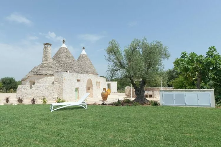 Trulli Petralux in Valle d'Itria-Gardens summer