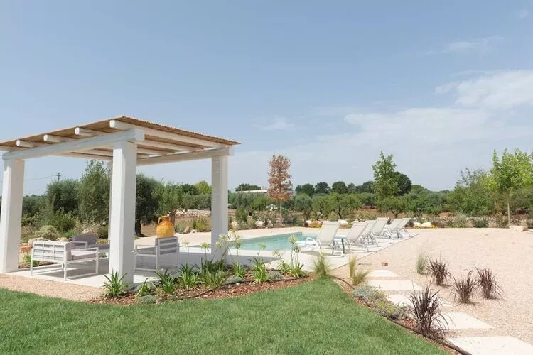 Trulli Petralux in Valle d'Itria-Gardens summer